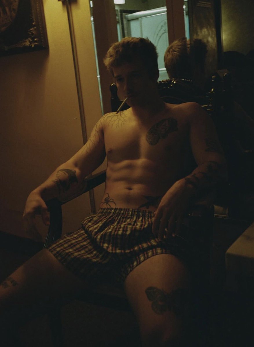 striaghtwhite09's tweet photo. Look at you already staring.
Shirtless, Covered in ink, Cigarette hanging. Legs open 
And you’re still pretending you’re not already soft for it 
Keep scrolling if you want. Or open your wallet like a good boy and prove you’re not just another broke spectator.
Tribute Now 
I don’t entertain freeloaders🤬🤴
#Findom #PayPig