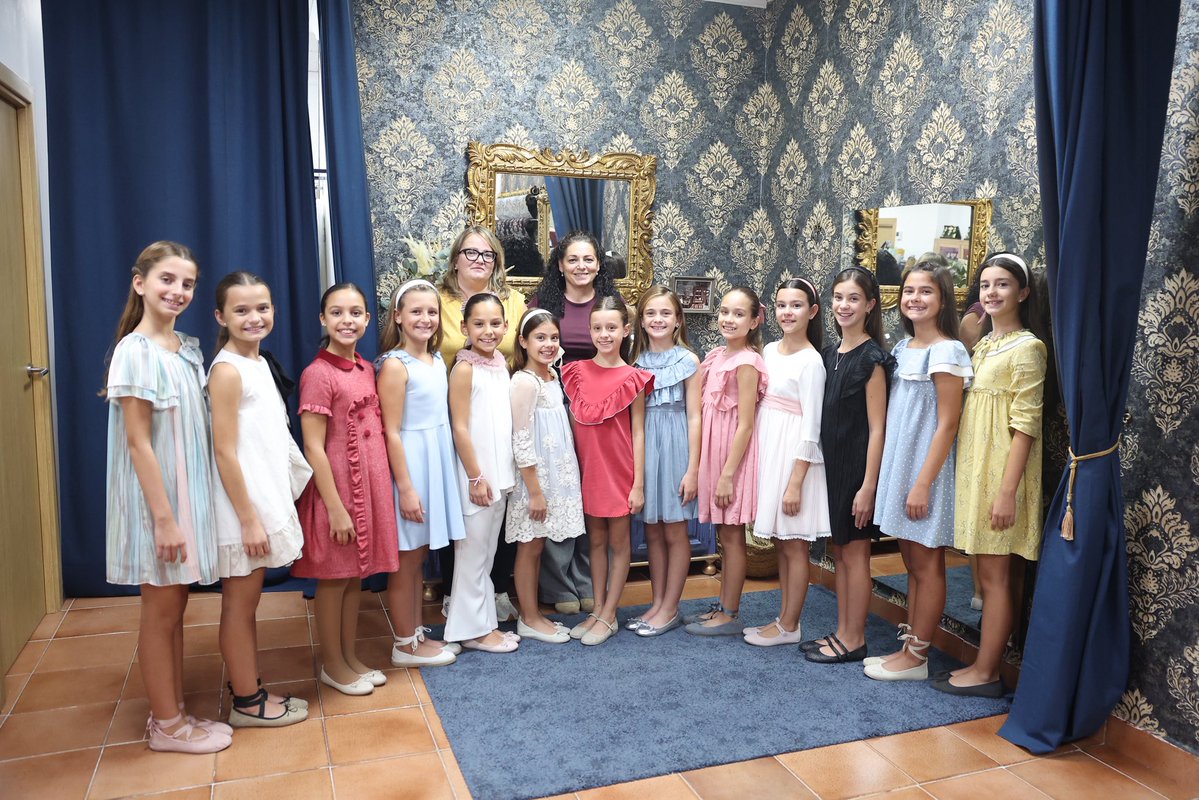 JCF_Valencia's tweet photo. 🪡 Comença un nou capítol en el camí faller de les candidates a Fallera Major Infantil de València 2027, el de la presa de mides per als vestits que les acompanyaran durant este any tan especial.

🧵 La vesprada ha començat amb la presa de mides per al segon vestit oficial, que en esta ocasió anirà a càrrec de la firma Les Espigues.

✨ Un vestit que estrenaran en l’Exaltació de la Fallera Major de València 2027, una nit que quedarà per sempre en el seu record.

📸 @Fotofilmax