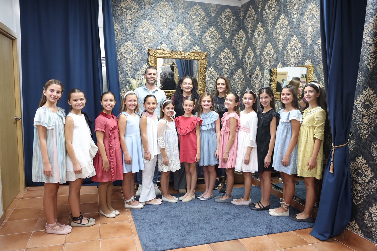 JCF_Valencia's tweet photo. 🪡 Comença un nou capítol en el camí faller de les candidates a Fallera Major Infantil de València 2027, el de la presa de mides per als vestits que les acompanyaran durant este any tan especial.

🧵 La vesprada ha començat amb la presa de mides per al segon vestit oficial, que en esta ocasió anirà a càrrec de la firma Les Espigues.

✨ Un vestit que estrenaran en l’Exaltació de la Fallera Major de València 2027, una nit que quedarà per sempre en el seu record.

📸 @Fotofilmax