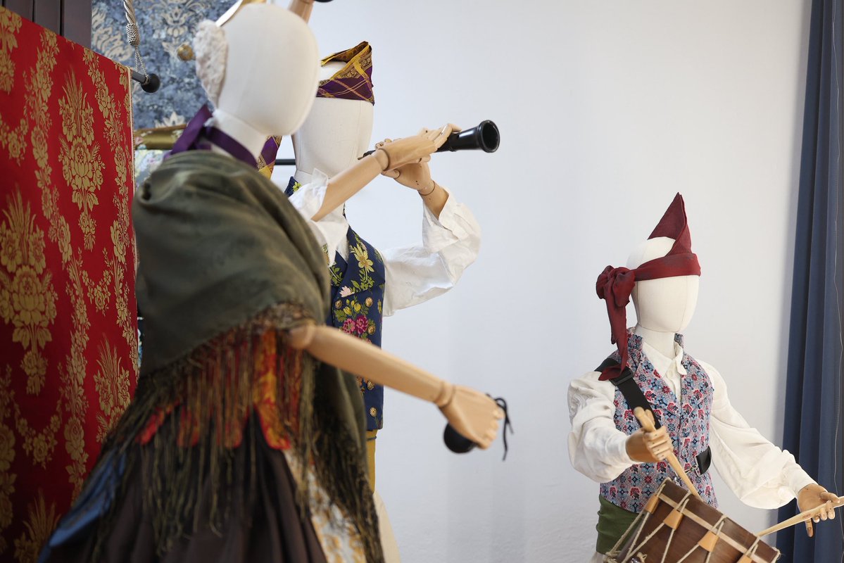 JCF_Valencia's tweet photo. 🪡 Comença un nou capítol en el camí faller de les candidates a Fallera Major Infantil de València 2027, el de la presa de mides per als vestits que les acompanyaran durant este any tan especial.

🧵 La vesprada ha començat amb la presa de mides per al segon vestit oficial, que en esta ocasió anirà a càrrec de la firma Les Espigues.

✨ Un vestit que estrenaran en l’Exaltació de la Fallera Major de València 2027, una nit que quedarà per sempre en el seu record.

📸 @Fotofilmax