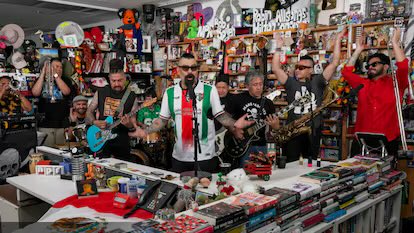 soyclaudiotv's tweet photo. Aquí mi opinión al #TinyDesk de #PanteonRococo a lo nuevo d #TheRollingStones y #APerfectCircle Pasa la voz https://t.co/dvnaQS41Ml https://t.co/KqzUXl6F8Z