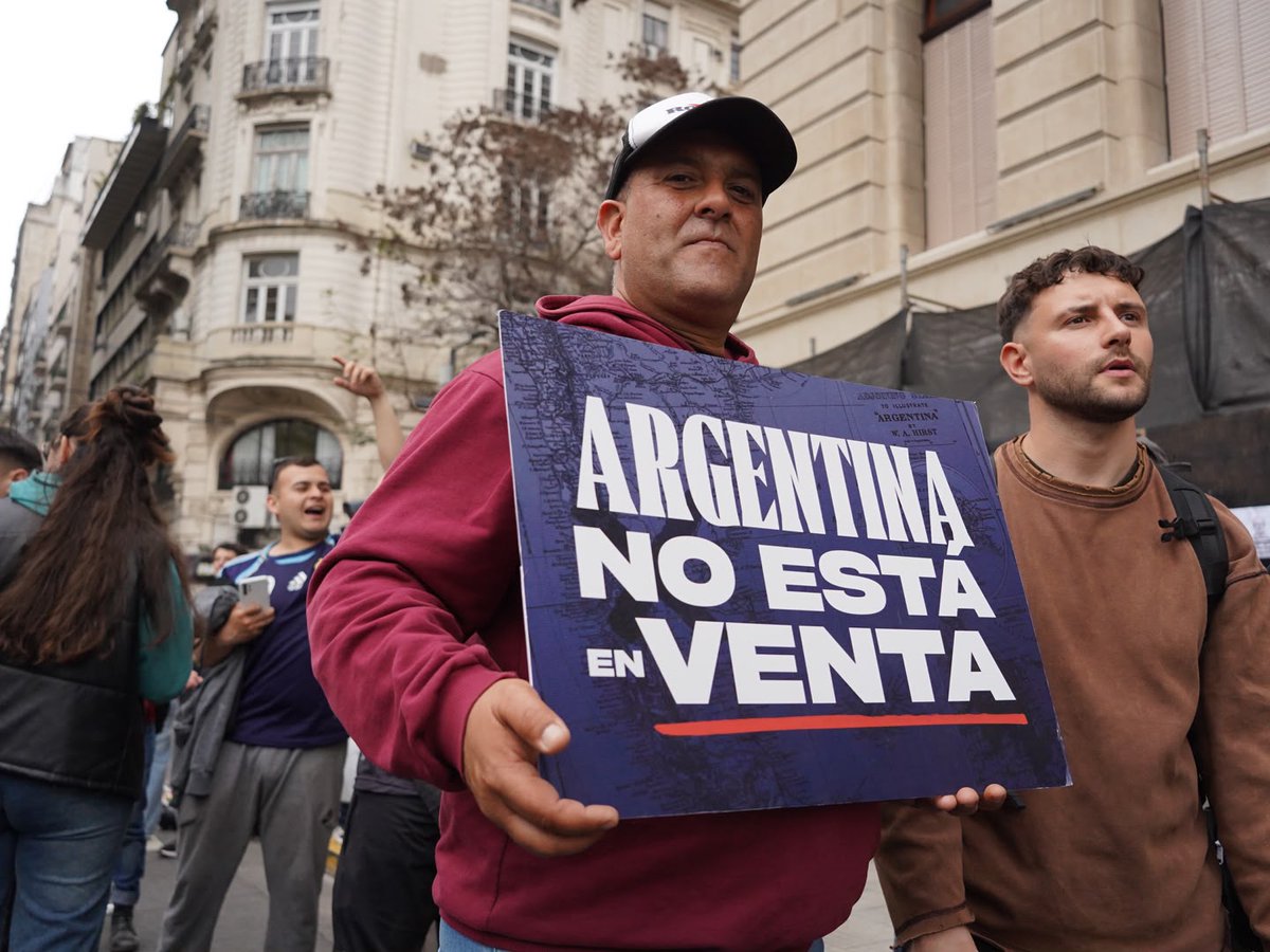 PaulaPenacca's tweet photo. Rosatti, Rosenkrantz y Lorenzetti, los tres jueces que nadie eligió para que ocupen ese lugar, toman decisiones que afectan y perjudican al conjunto del pueblo. La derogación de la Ley de Tierras habilita la venta y la ENTREGA de nuestro territorio. https://t.co/U7xcRrA3Cq