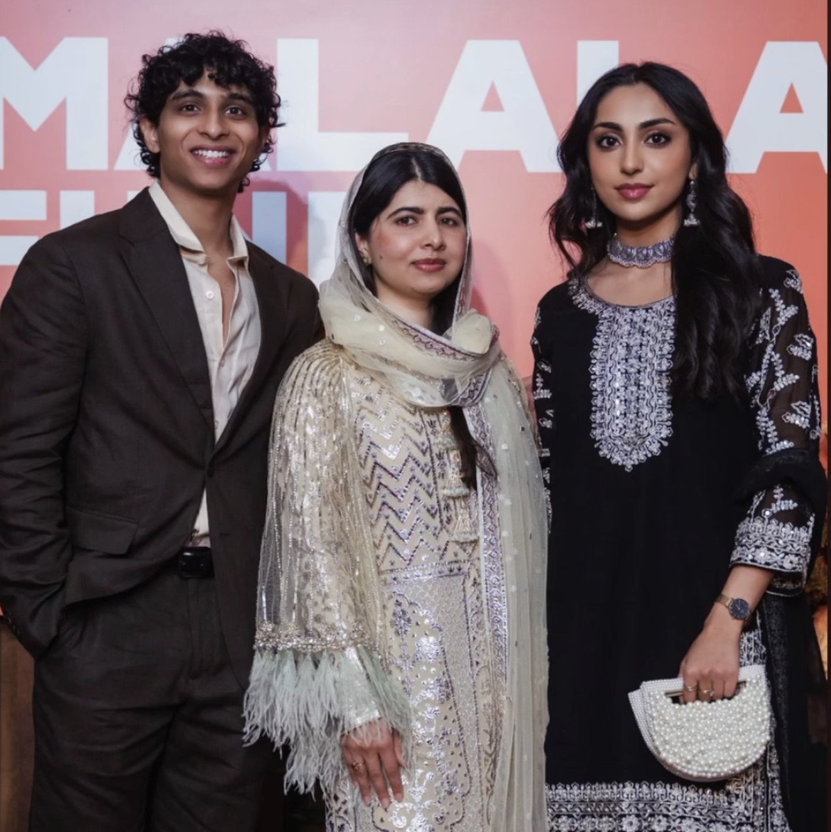 pjogirll's tweet photo. aqueles amigos que tem foto com a malala https://t.co/y3p40g2EVs