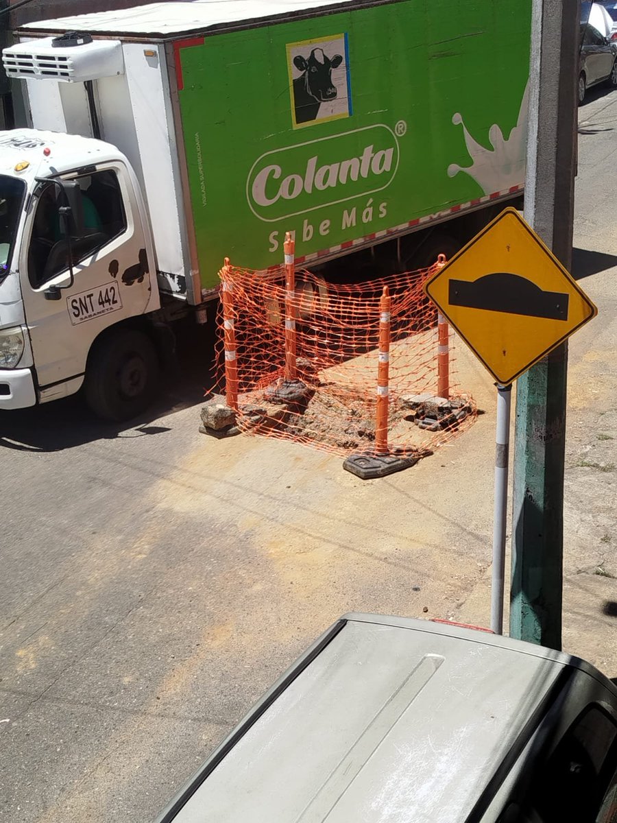 Elkinpiedra1's tweet photo. Muy buena y bendecida tarde, otra vez yo.
De antemano mil gracias por el favor con el requerimiento 6236783 de la nomenclatura calle 85A #51b 70.
Pero como les parece que dejaron el hueco y anoche un motoneto - no motociclista - del Barrio se metió a ese hueco
@EPMestamosahi https://t.co/nG0MyZEpHJ