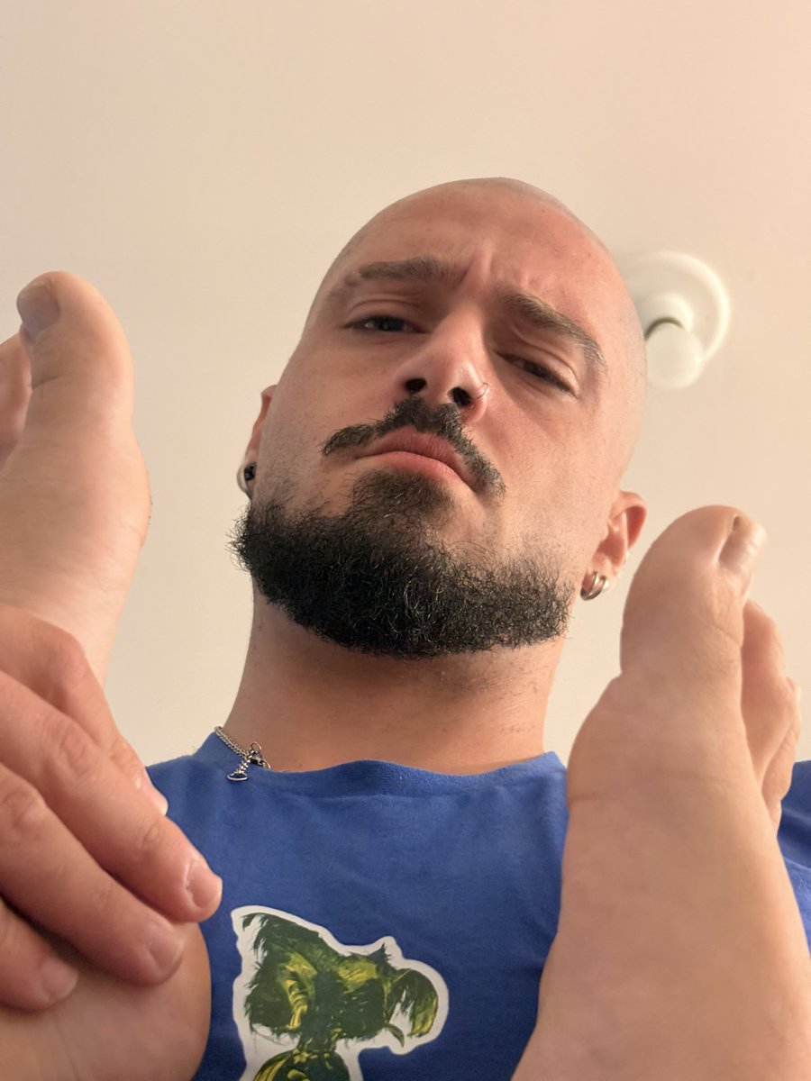 prettyguette's tweet photo. gente meu marido foi o primeiro atingido pela ditadura 😭 https://t.co/wTr6VAvwcS