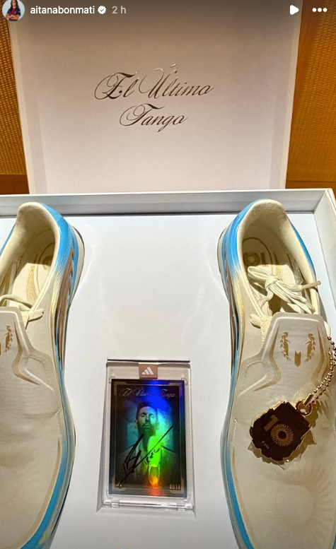 BarcaUniversal's tweet photo. 🚨 Aitana Bonmatí received a gift for Leo Messi's farewell with Argentina. https://t.co/PNpiavP1wf
