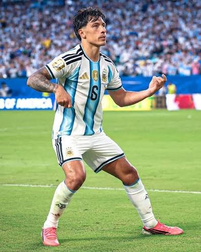 prfctseI's tweet photo. 🚨 | Licha Martinez NO será titular contra Benin e informan que estará cantando Lokura con Lali en el cierre 

(vía: @gastonedul) https://t.co/uzfETCK4ba