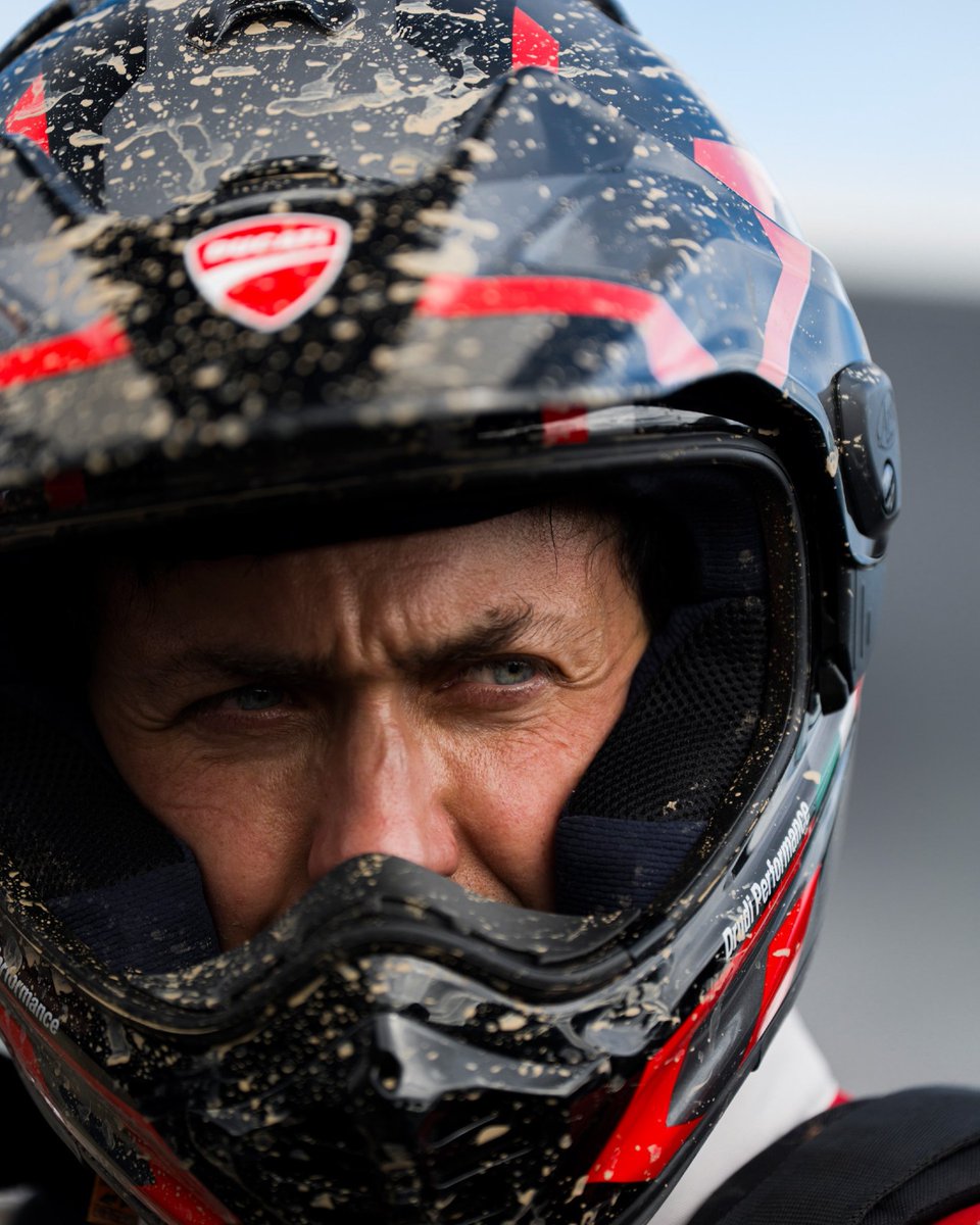 ducatiesp's tweet photo. 👉 Desliza si no le tienes miedo al barro.

Excelencia italiana con un instinto puramente salvaje. La nueva Ducati DesertX no le teme a ningún terreno, los domina.

#DucatiDesertX #PremiumOffRoad #Ducati #AdventureLifestyle https://t.co/kmVsgHyWzk