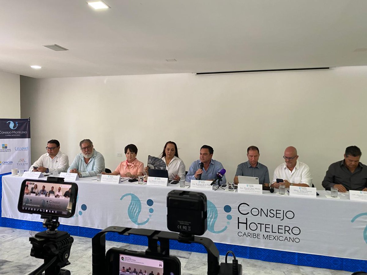 InfoPeninsular1's tweet photo. EMPRESARIOS CIERRAN FILAS CONTRA POSIBLE AUMENTO AL #DNR

INFORMATIVO PENINSULAR

Con menos turistas, menos vuelos y una caída en el mercado estadounidense, empresarios y representantes del sector turístico de Quintana Roo hicieron un frente común contra el aumento del Derecho de No Residente (DNR) previsto en el Paquete Económico 2027 y advirtieron que encarecer todavía más el viaje puede terminar golpeando la principal fuente de ingresos del estado.

El Consejo Hotelero del Caribe Mexicano, el Consejo Coordinador Empresarial (CCE) y dirigentes de las principales cámaras empresariales y organizaciones turísticas coincidieron en que la prioridad debe ser atraer visitantes, no imponerles nuevas cargas.

Las cifras expuestas durante la conferencia muestran el escenario que enfrenta el destino: entre enero y agosto de 2026 el turismo aéreo disminuyó 4.6%, mientras que para enero-abril de 2027 se prevé una caída de 5.3% en los asientos disponibles, unos 500 mil pasajeros menos. El mercado internacional retrocedió 6.1% y el estadounidense 10.2%.

Uno de los reclamos más fuertes vino de Sergio González Rubiera, de Amatur, quien cuestionó que se pretenda elevar el DNR mientras parte de los recursos termina en proyectos y empresas administradas por las Fuerzas Armadas, entre ellos hoteles, el Tren Maya y el Aeropuerto Internacional de Tulum.

Afirmó que el DNR originalmente tenía un propósito vinculado con la promoción turística y consideró contradictorio cobrar más al visitante cuando México necesita recuperar competitividad y presencia internacional.

González Rubiera sostuvo que México requiere una imagen positiva y equilibrada y capacidad para responder profesionalmente ante las crisis que afectan la percepción del país. Esa labor, dijo, debe ser “efectiva y, sobre todo, constante y sostenida”, al señalar que dejó de realizarse con la misma continuidad desde hace algún tiempo.

Julio Villarreal, de Canirac Quintana Roo, calificó como una “hecatombe” la acumulación de impuestos, derechos y otros cobros, y advirtió que la falta de recursos puede traducirse en despidos, mayor informalidad y problemas sociales asociados al desempleo.

Miriam Cortés Franco agregó otro dato: de enero a junio de 2026 Quintana Roo perdió 508 mil 819 turistas frente al mismo periodo del año anterior, con una merma estimada de 6 mil 375 millones de pesos en derrama económica.

Ante este panorama, el sector pidió reconsiderar el aumento, medir su impacto sobre competitividad, conectividad, demanda, recaudación y empleo; destinar parte del DNR a promoción y manejo de crisis, y abrir una mesa de trabajo con Hacienda, SECTUR, Congreso y empresarios antes de concluir el proceso legislativo.

WEB: https://t.co/sdBdRPGioT

#Noticias #QuintanaRoo #DeLaRedacción @Seguidores