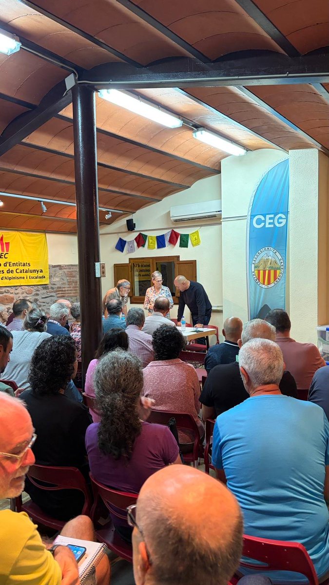 jordimerino75's tweet photo. Les Vegueries de la @FEEC_cat son el punt de trobada i de debat de les entitats excursionistes amb el territori i la @FEEC_cat.
He estat al @CEGarriguenc a la reunió de la Vegueria del Vallès que comprèn els dos vallessos: parlant amb les entitats, escoltant-les i resolent dubtes.
La força de la nostra Federació son les nostres entitats.