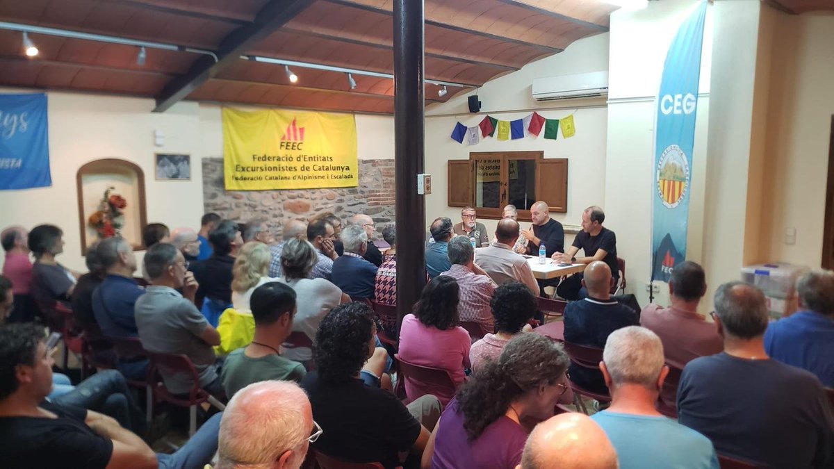jordimerino75's tweet photo. Les Vegueries de la @FEEC_cat son el punt de trobada i de debat de les entitats excursionistes amb el territori i la @FEEC_cat.
He estat al @CEGarriguenc a la reunió de la Vegueria del Vallès que comprèn els dos vallessos: parlant amb les entitats, escoltant-les i resolent dubtes.
La força de la nostra Federació son les nostres entitats.