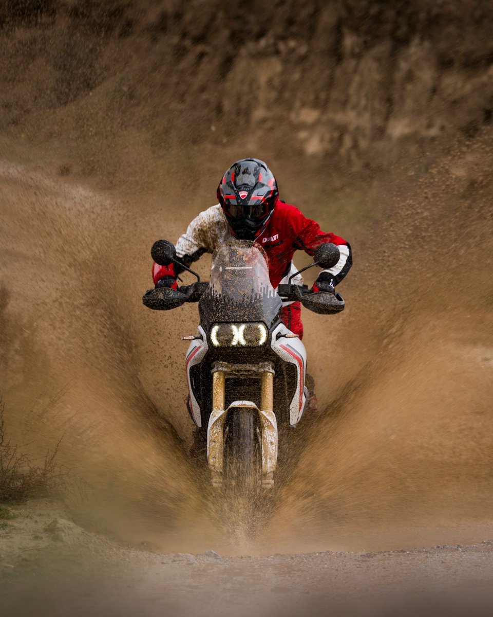 ducatiesp's tweet photo. 👉 Desliza si no le tienes miedo al barro.

Excelencia italiana con un instinto puramente salvaje. La nueva Ducati DesertX no le teme a ningún terreno, los domina.

#DucatiDesertX #PremiumOffRoad #Ducati #AdventureLifestyle https://t.co/kmVsgHyWzk