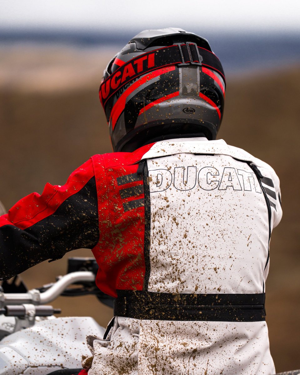 ducatiesp's tweet photo. 👉 Desliza si no le tienes miedo al barro.

Excelencia italiana con un instinto puramente salvaje. La nueva Ducati DesertX no le teme a ningún terreno, los domina.

#DucatiDesertX #PremiumOffRoad #Ducati #AdventureLifestyle https://t.co/kmVsgHyWzk
