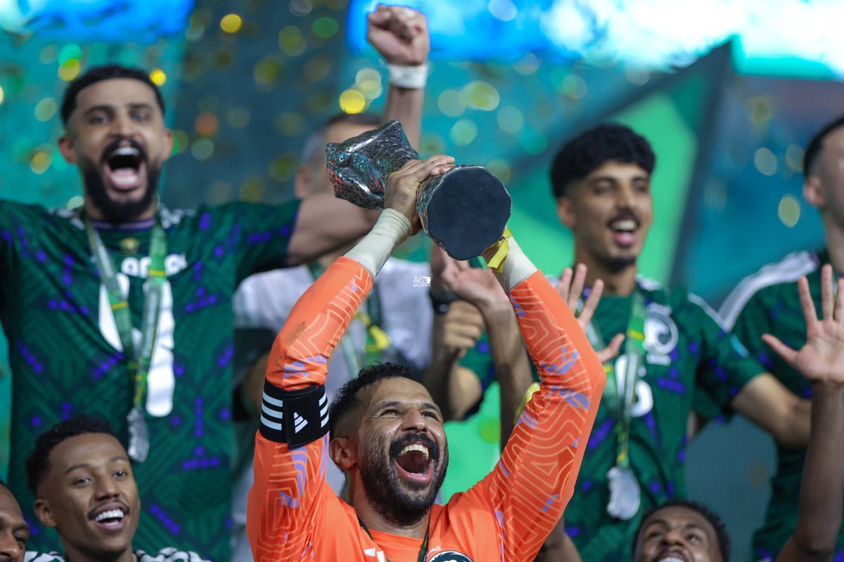 MnbrAlhilal's tweet photo. شيييييييييييييييييييل الكاس يا بطل 💚 https://t.co/WXxv031Rl0