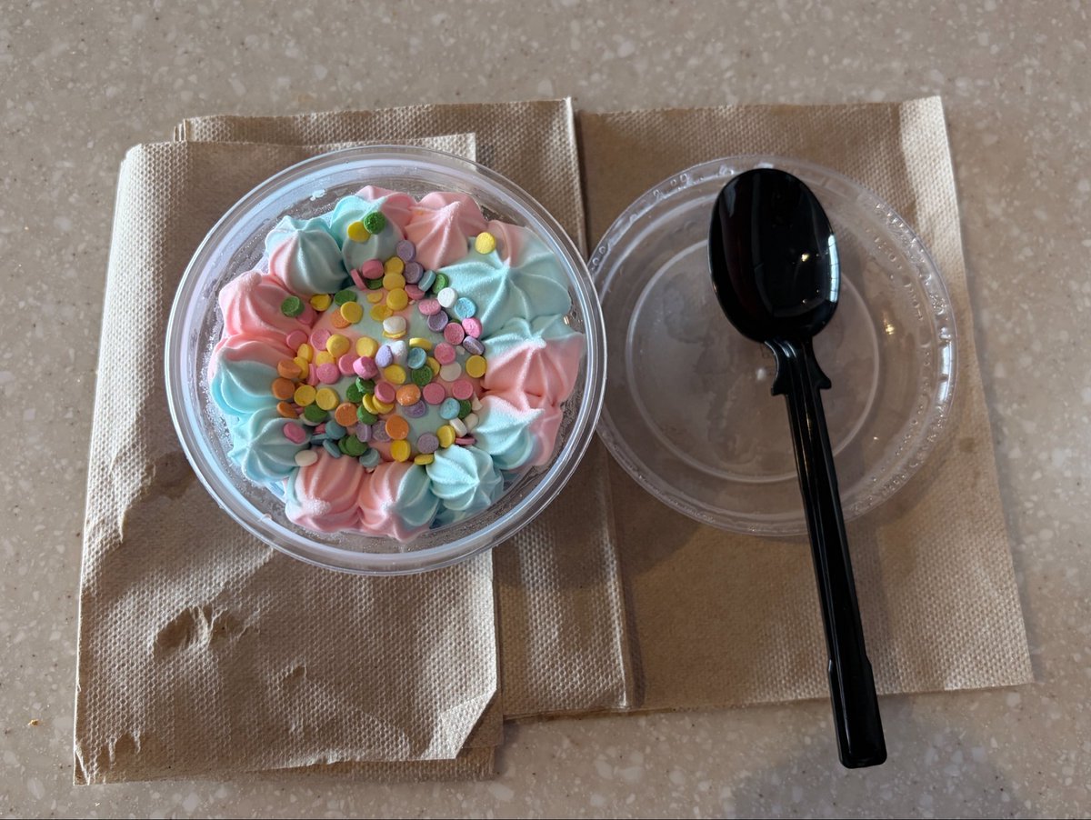 luckydayinhelll's tweet photo. this cotton candy ice cream is so cute im busting a nut https://t.co/IyOrfzjfnA