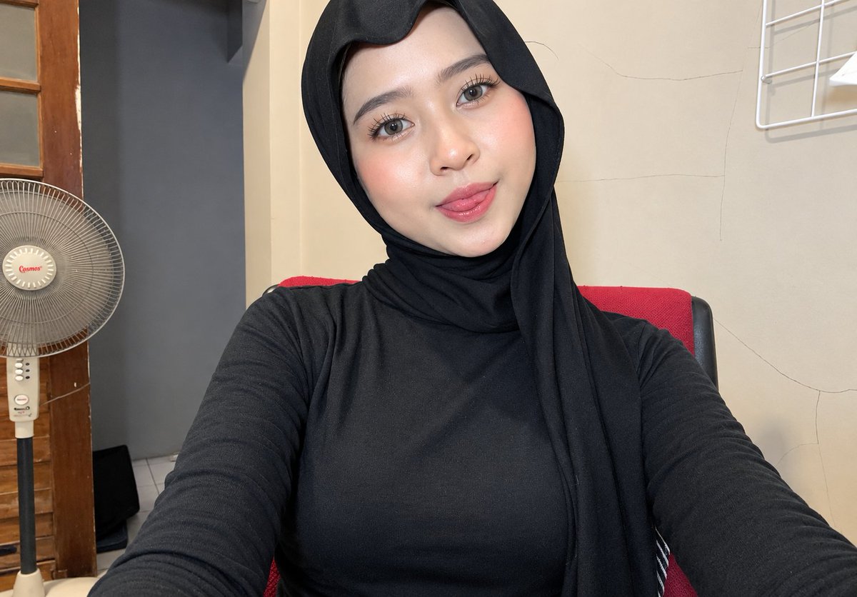 surengk_'s tweet photo. YANG LAGI VIRAL!!! kalian harus punya 1 warna sih jilbab kaya gini😭😭🙌 https://t.co/j3QCPE87o9