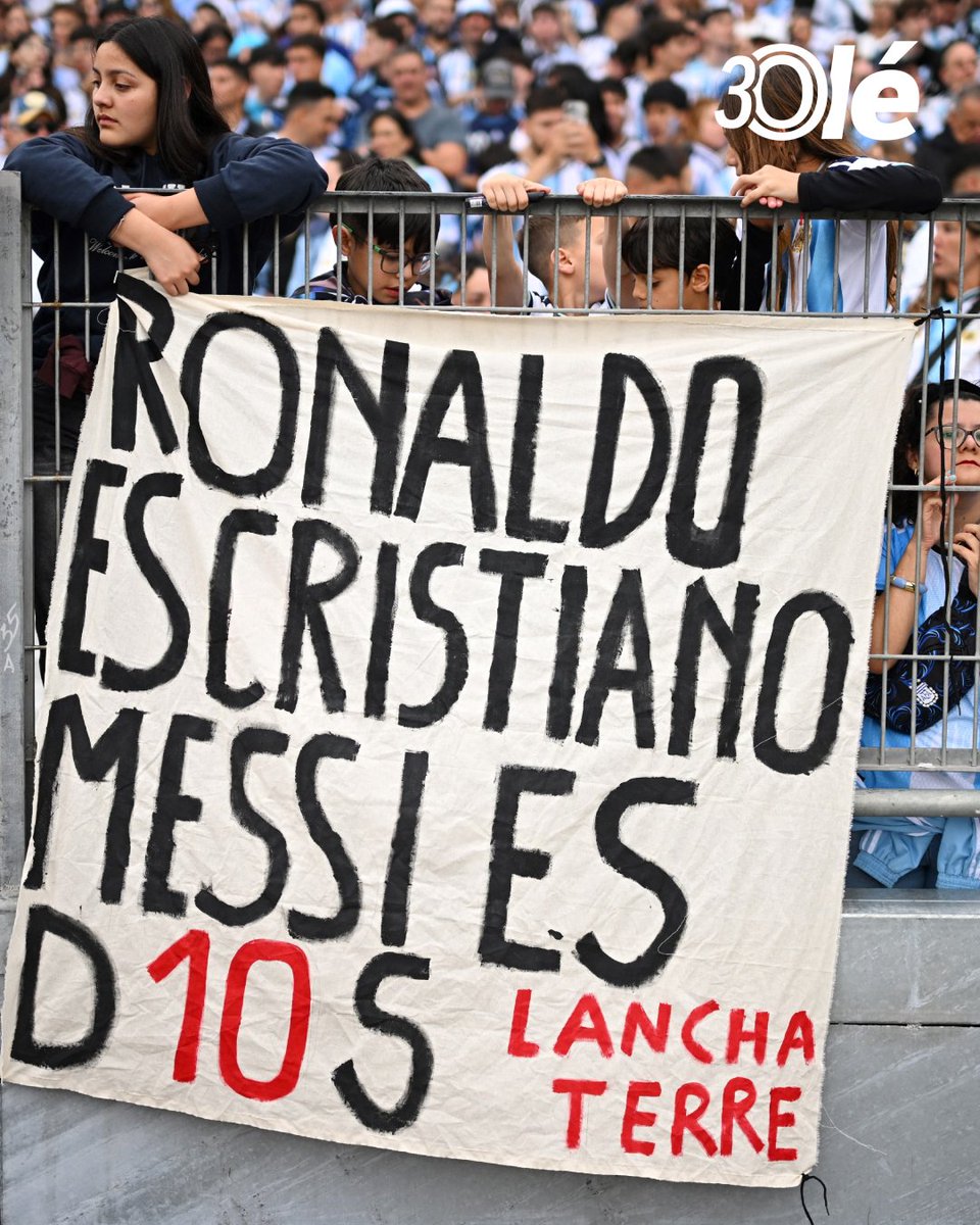 DiarioOle's tweet photo. "RONALDO ES CRISTIANO, MESSI ES D10S" 🐐

➡️ La bandera que apareció en el Monumental https://t.co/6ev0KKl6R0