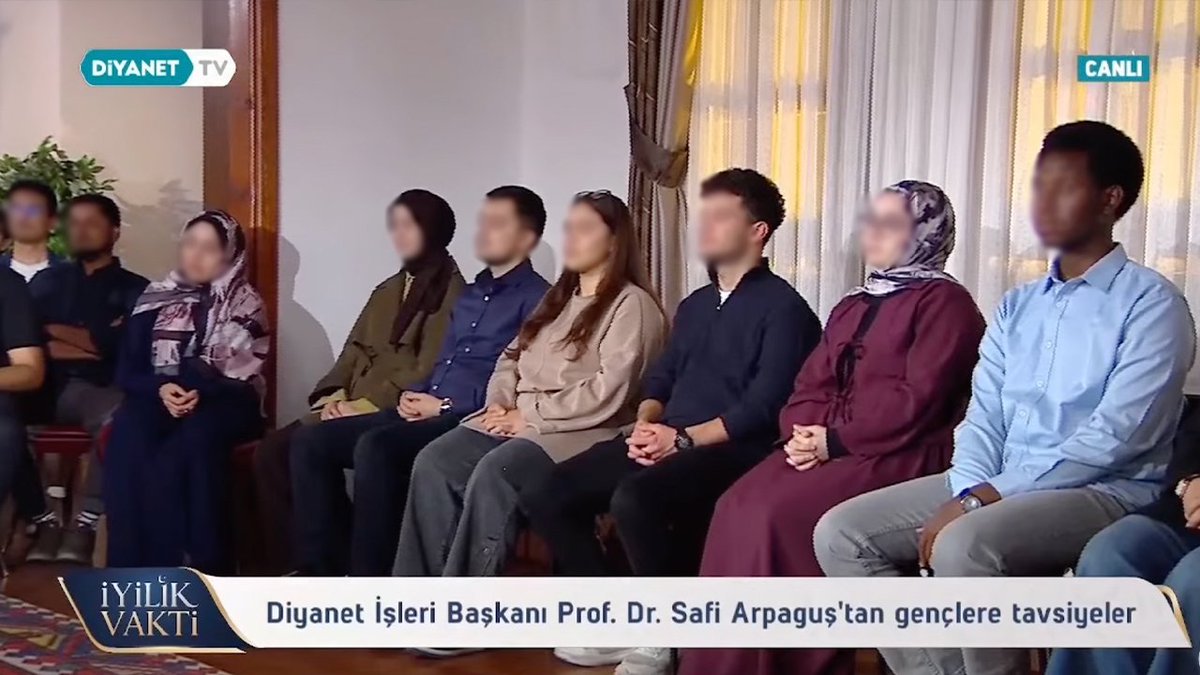 OrhanBaylan16i's tweet photo. Diyanet işleri başkanı Safi Arpaguş'un katıldığı TV programında kız erkek gençler yanyana oturtulmuş..
Buna ne deniyordu?
TUZ KOKMUŞ... https://t.co/q7iMz3UfMi