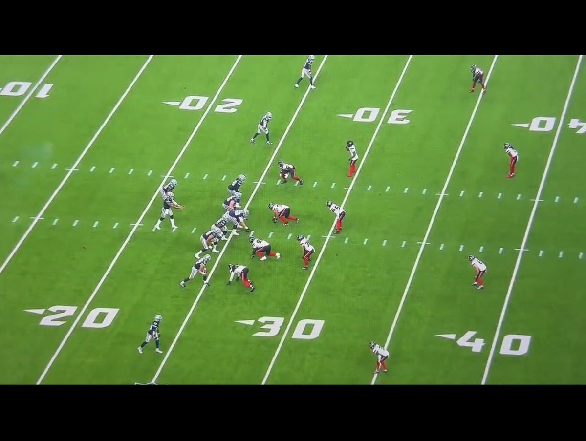 peaky91's tweet photo. @EaglesXsandOs It’s not particularly crazy but when a corner is playing 10 yards off coverage, especially if it’s short side of the field, why do they not just throw it to receiver at LOS, most time their first step is backwards too? https://t.co/vyPhVnSkXA
