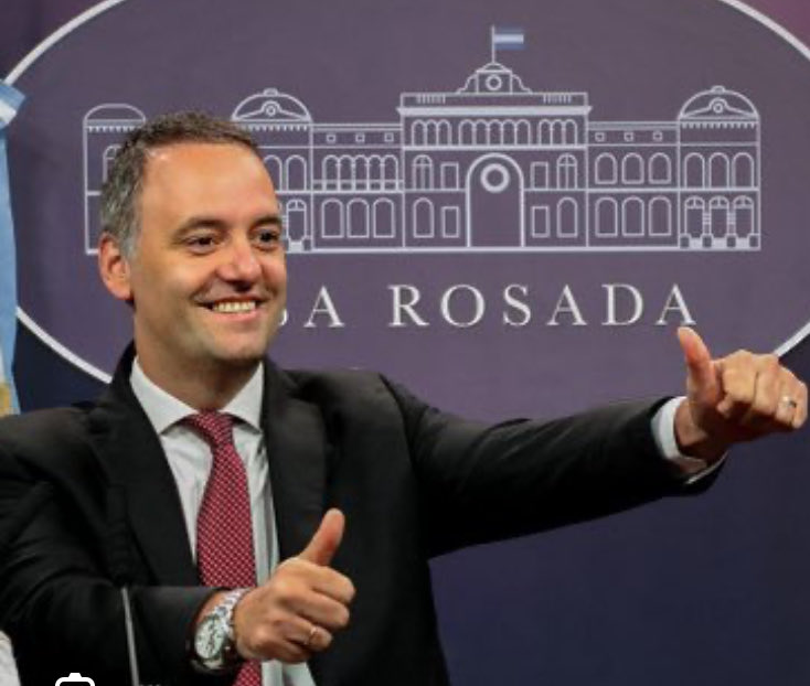 bartolomerulli's tweet photo. La madre de Adorni lo tuvo bien jovencita, cuando era empleada del padre de Scioli y compañera de trabajo de Daniel. 100% real https://t.co/NuDHJjhxOJ