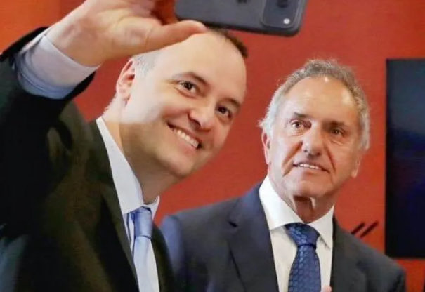bartolomerulli's tweet photo. La madre de Adorni lo tuvo bien jovencita, cuando era empleada del padre de Scioli y compañera de trabajo de Daniel. 100% real https://t.co/NuDHJjhxOJ