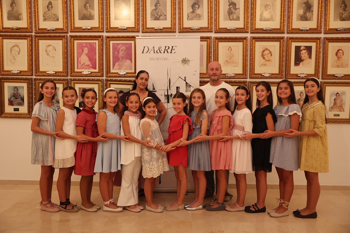 JCF_Valencia's tweet photo. 👑 Les candidates a Fallera Major Infantil de València 2027 han continuat entre fils i molta il·lusió amb la presa de mides per al primer vestit oficial.

🪡 En esta ocasió, serà la firma Dayre Isabel l’encarregada de fer realitat este vestit tan especial, que estrenaran en un dia tan important com és el de la seua Exaltació.

🌸 Un nou pas que comença a donar forma a la il·lusió de representar a València i les seues Falles.

📸 @Fotofilmax