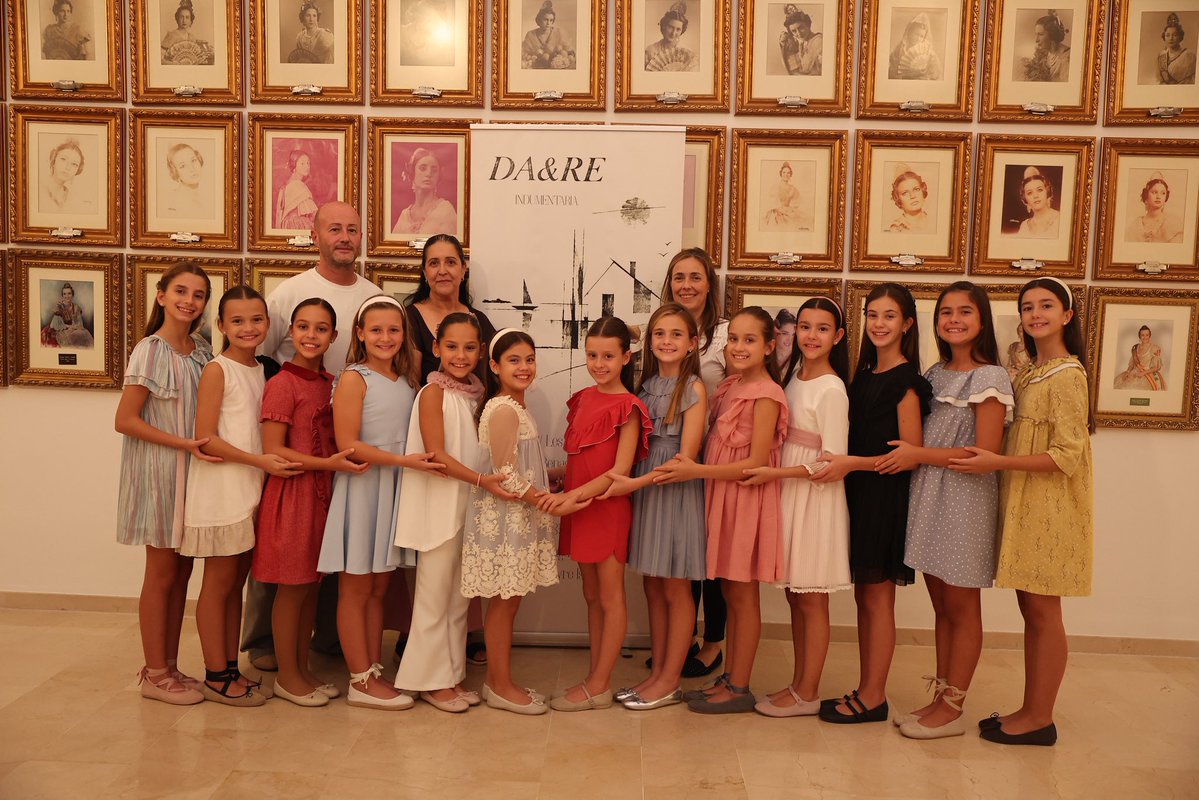 JCF_Valencia's tweet photo. 👑 Les candidates a Fallera Major Infantil de València 2027 han continuat entre fils i molta il·lusió amb la presa de mides per al primer vestit oficial.

🪡 En esta ocasió, serà la firma Dayre Isabel l’encarregada de fer realitat este vestit tan especial, que estrenaran en un dia tan important com és el de la seua Exaltació.

🌸 Un nou pas que comença a donar forma a la il·lusió de representar a València i les seues Falles.

📸 @Fotofilmax