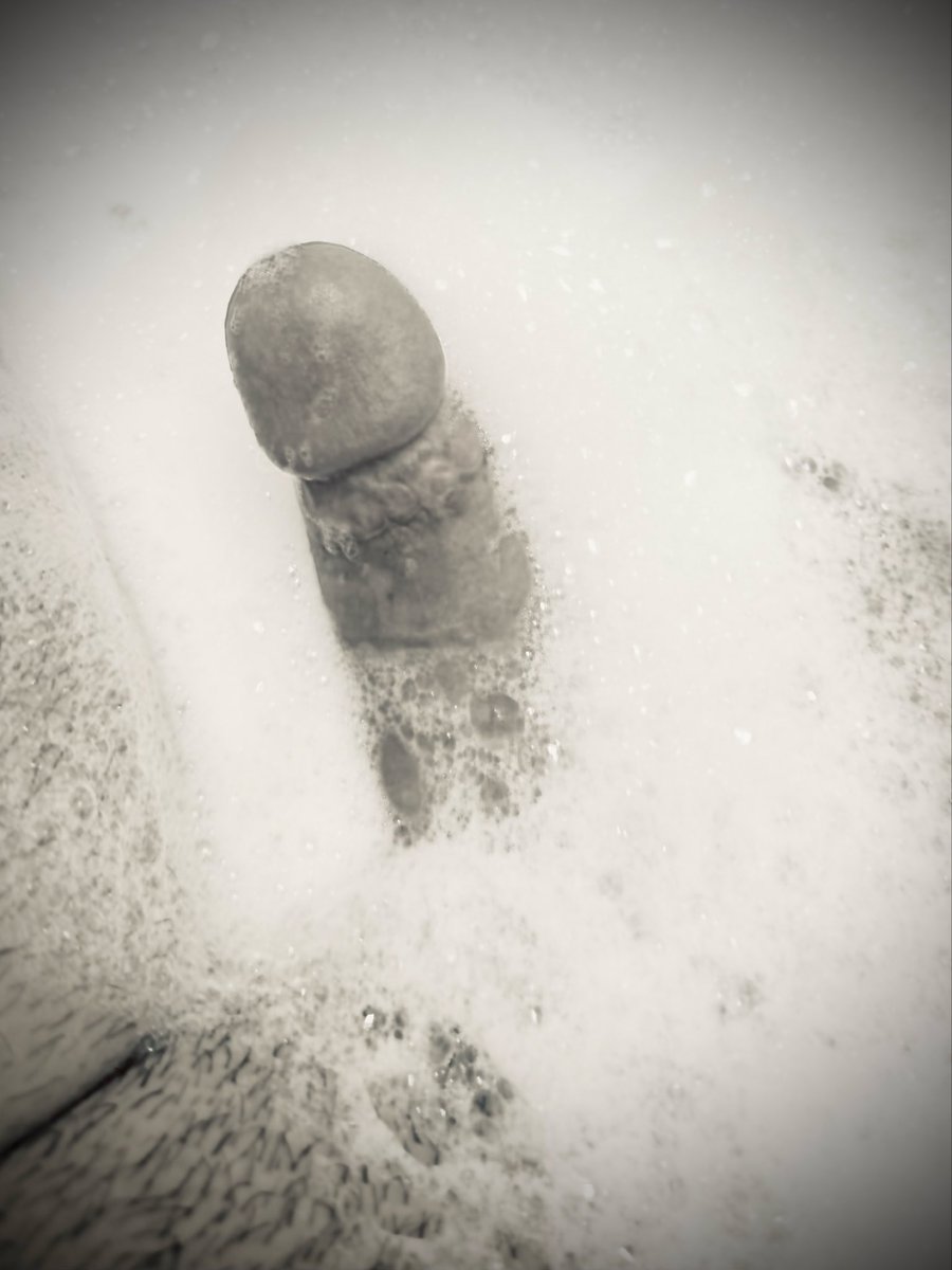 Clemetenzo's tweet photo. Un reflet dans la vitre, un bain trop chaud, et Madame qui craque. 🔥 Qui aurait résisté ? La suite est en message privé… ou sur demande 😈 https://t.co/J7X0u6ji5D