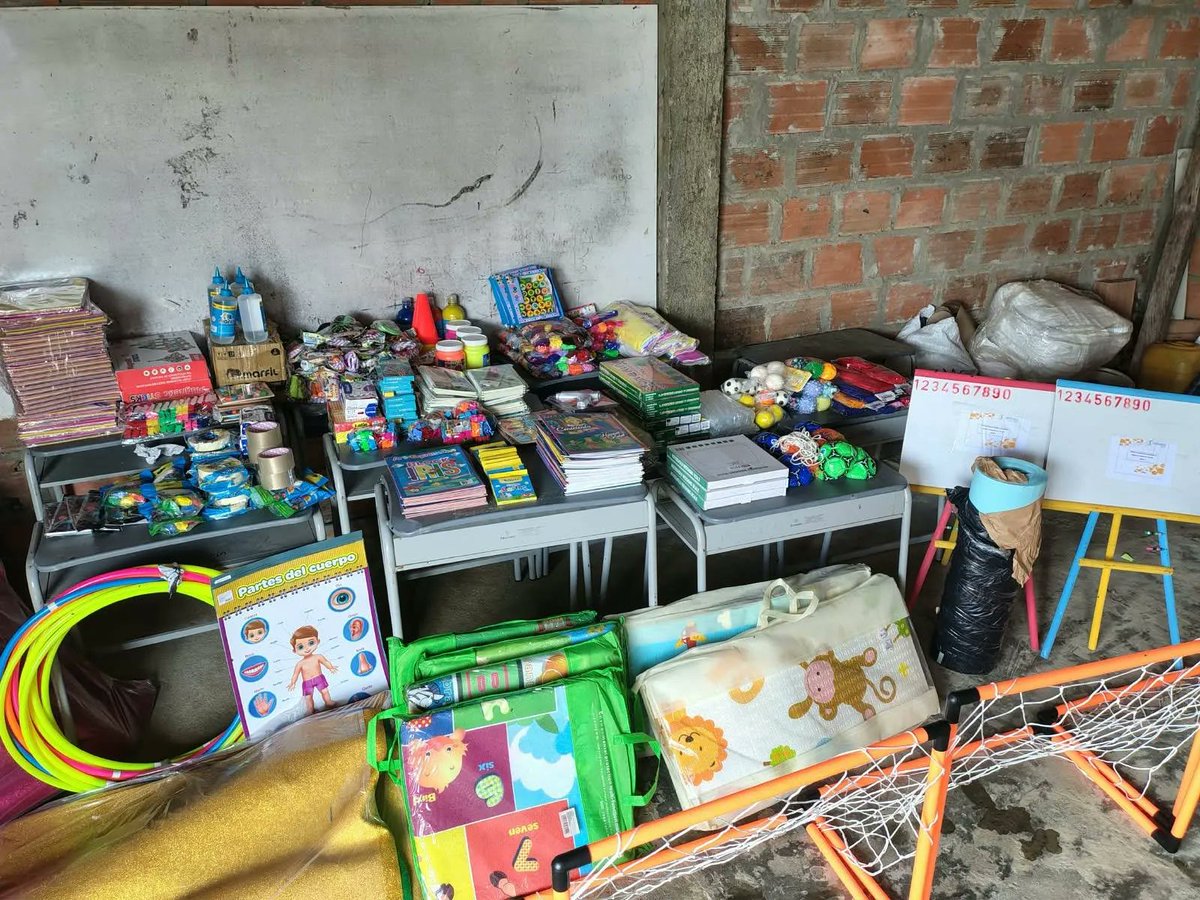NRC_LAC's tweet photo. 📚 Aprender también es jugar, explorar y descubrir.

En Magüí Payán, #Colombia, entregamos juegos, recursos educativos, didácticos y otros materiales a las escuelas para que niñas y niños tengan más herramientas para aprender y disfrutar.

Seguimos acompañando a comunidades afectadas por el conflicto armado para que la educación no se detenga. Gracias @EduCannotWait