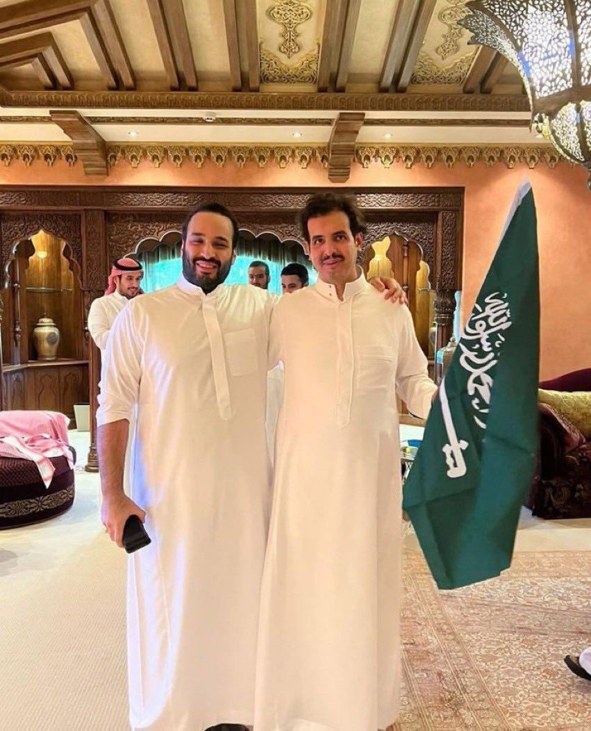 YasrA60768's tweet photo. @paywithtabby الشوارع تتحول لساحات احتفال ما إن تنتهي الصافرة بفوز حاسم حتى تكتسي الشوارع والمدن بالأعلام الخضراء  وتنطلق المسيرات بالسيرات والصيحات الشعبية في كل منطقة من الشامخ شمالاً إلى الجنوب ومن الشرق إلى الغرب والففف مبروك كاس الخليجي والى الأعلى ان شاءالله 💚💚💚☝🏼☝🏼☝🏼 https://t.co/PUufycVZ0C