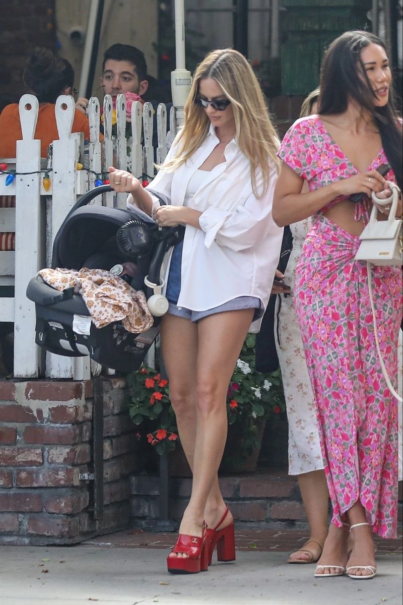 Hollywoodladyy's tweet photo. Margot Robbie out in LA in her new mom mode. https://t.co/9jkm9RYhBS