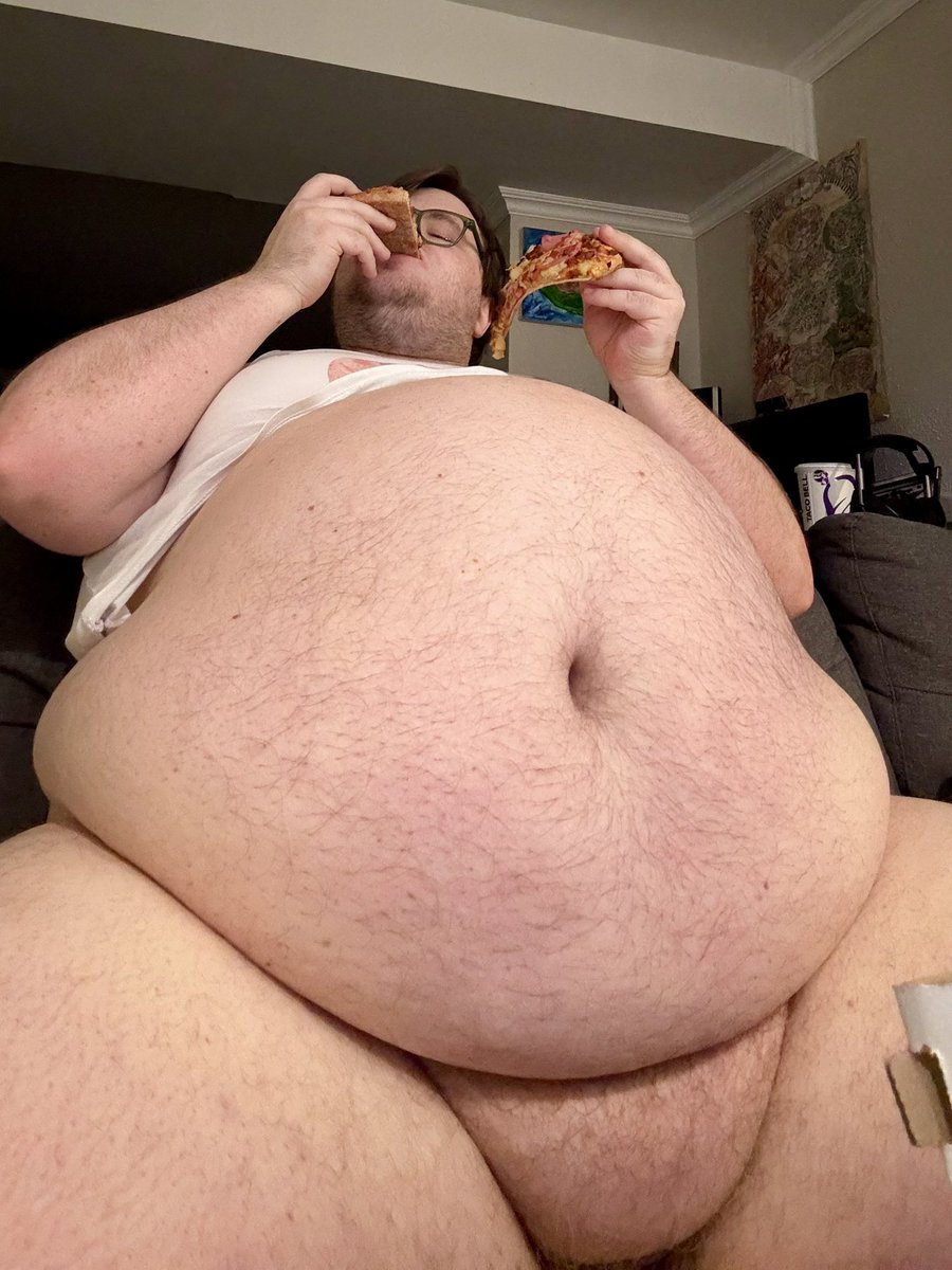 WoahhhBig's tweet photo. #tummytuesday 
When your feeder says one slice isn’t enough… 🍕 https://t.co/ZuhnK7Md96