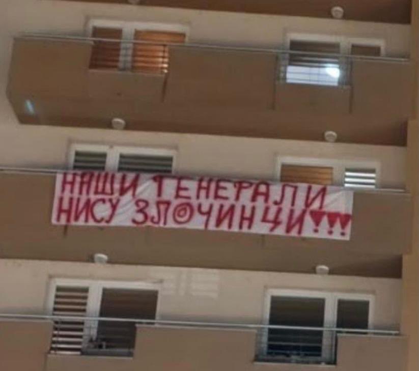 jedanjepasha's tweet photo. Studenti Republike Srpske poručili svojim kolegama u Srbiji:

“Naši generali nisu zločinci, a Srpska nije genocidna”
IZDALI STE NAS!!!

Pogledajte transparente koji su postavljeni na Studentskom domu u Palama⬇️⬇️⬇️

Bravo deco, tako se bori za svoju zemlju 👏👏👏 https://t.co/AsjNwO9esE