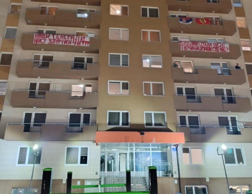 jedanjepasha's tweet photo. Studenti Republike Srpske poručili svojim kolegama u Srbiji:

“Naši generali nisu zločinci, a Srpska nije genocidna”
IZDALI STE NAS!!!

Pogledajte transparente koji su postavljeni na Studentskom domu u Palama⬇️⬇️⬇️

Bravo deco, tako se bori za svoju zemlju 👏👏👏 https://t.co/AsjNwO9esE