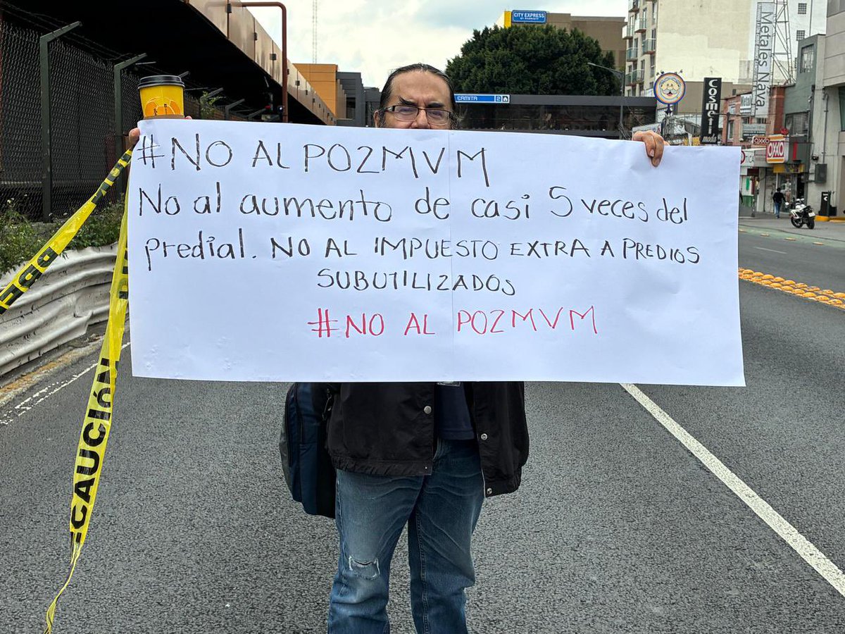 CapitalMX_'s tweet photo. Copacos de BJ, Tlalpan, Iztapalapa y Coyoacán bloquearon Tlalpan en protesta por un foro a modo sobre el #POZMVM organizado por @SEDATU_mx @MetropolisCDMX. Acusaron acarreo de funcionarios del @GobCDMX y simpatizantes de la 4T para bloquear la participación de vecinos auténticos https://t.co/DuInuNT99Q