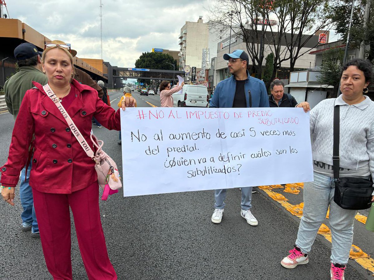 CapitalMX_'s tweet photo. Copacos de BJ, Tlalpan, Iztapalapa y Coyoacán bloquearon Tlalpan en protesta por un foro a modo sobre el #POZMVM organizado por @SEDATU_mx @MetropolisCDMX. Acusaron acarreo de funcionarios del @GobCDMX y simpatizantes de la 4T para bloquear la participación de vecinos auténticos https://t.co/DuInuNT99Q