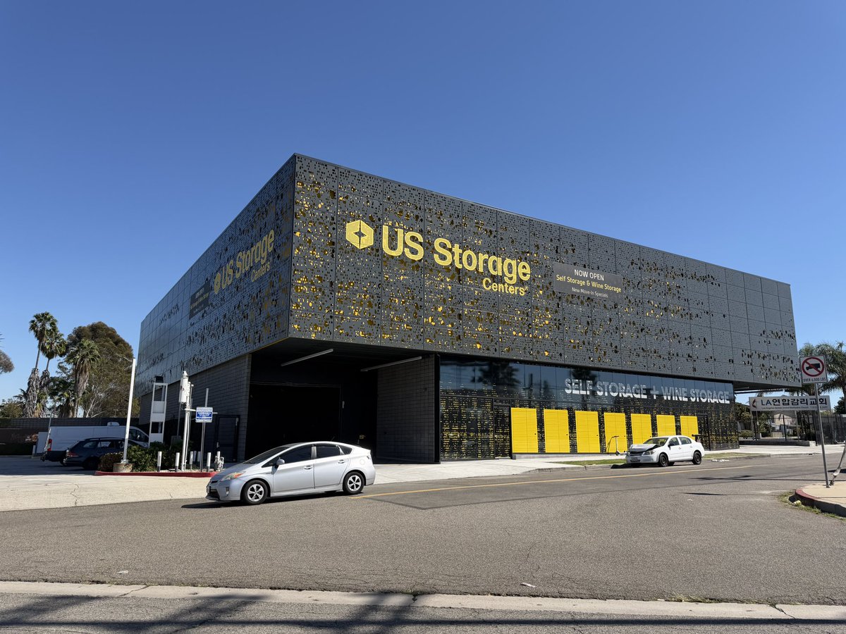 PatCarino's tweet photo. Of course LA self storage bldgs look like this https://t.co/s8eA8JwjJt