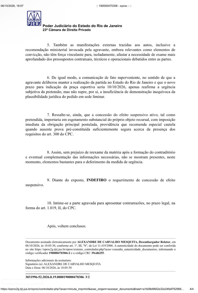 pabloramadas's tweet photo. 🚨 EXCLUSIVA : ATUALIZAÇÃO IMPORTANTE SOBRE O MARACANÃ: VASCO TEM LIMINAR NEGADA

Com @gustavotutinha @EstagiarioVasco @marcelopb1898 

⚖️ O que o relator decidiu?

A liminar foi indeferida.

O desembargador entendeu que, neste momento, não estão suficientemente demonstrados os requisitos necessários para uma decisão urgente.

Segundo a decisão, existe uma discussão complexa do ponto de vista técnico e probatório, envolvendo principalmente:

• as condições do gramado;
• o calendário de utilização do Maracanã;
• os intervalos entre as partidas;
• as condições operacionais do estádio;
• e as justificativas apresentadas pela concessionária. Decisão.pdf

Por isso, na avaliação inicial do relator, seria necessário um exame mais aprofundado antes de impor imediatamente à concessionária uma obrigação de alto impacto operacional.

🚨 Mas atenção: NÃO É UMA DECISÃO DEFINITIVA

O relator não julgou definitivamente o direito do Vasco ao Maracanã.

Ele apenas entendeu que, nesta fase inicial, não havia elementos suficientes para conceder a tutela de urgência.

A própria decisão ressalta que a questão poderá ser reexaminada após a formação do contraditório e eventual complementação das informações. Decisão.pdf

🏟️ E o argumento da PMERJ?

O Vasco sustentou no recurso que a PMERJ apontou o Maracanã como a opção preferencial para a realização da partida, considerando segurança, mobilidade, organização das torcidas, estacionamento e transporte.

Também argumentou que o Nilton Santos seria uma alternativa viável, mas que o próprio parecer de segurança mantinha o Maracanã como opção preferencial.

O Vasco utilizou esse ponto para defender a necessidade de disponibilização do estádi

O relator, porém, considerou que essa manifestação, embora relevante, não é suficiente isoladamente para afastar a necessidade de uma análise mais aprofundada das questões técnicas e contratuais. Decisão.pdf

🌱 E o gramado?

O Vasco questionou a justificativa de intervalo mínimo de 72 horas entre partidas.

Também alegou que Flamengo e Fluminense já tiveram jogos com intervalos menores e que houve alteração das circunstâncias após a troca completa do gramado, o que, segundo o clube, modificaria as premissas utilizadas anteriormente para negar o Maracanã.

Esses argumentos foram apresentados pelo Vasco no recurso, mas não foram acolhidos neste momento como suficientes para a concessão da tutela de urgência. Decisão.pdf

⏰ E o prazo da CONMEBOL?

O Vasco informou ao Tribunal que o prazo inicialmente mencionado para indicação do estádio foi alterado e passou para 10/10/2026.

O relator reconheceu que isso demonstra a urgência da situação, principalmente por envolver organização de segurança, logística, venda de ingressos e delegações.

Mas entendeu que a proximidade da partida não é suficiente, por si só, para justificar a concessão da liminar sem uma demonstração mais segura da plausibilidade do direito. Decisão.pdf

📌 O que acontece agora?

A Fla-Flu será intimada para apresentar contrarrazões.

Depois disso:

Fla-Flu responde → processo volta concluso ao relator → nova análise.

A decisão termina determinando justamente que, após as contrarrazões, os autos voltem conclusos ao desembargador. 

🔥 RESUMINDO

❌ Vasco não conseguiu a liminar neste momento.

❌ O Maracanã não foi judicialmente garantido ao Vasco.

❌ O mérito do Agravo ainda não foi definitivamente julgado.

✅ O processo continua na 23ª Câmara de Direito Privado.

✅ A Fla-Flu ainda será ouvida.

✅ Depois das contrarrazões, o processo volta ao relator.

✅ A questão poderá ser reavaliada com o contraditório e novas informações.

📅 Novo prazo informado para indicação do estádio à CONMEBOL: 10/10.

O prazo para contrarrazões são de 15 dias úteis, logo, não dará tempo.