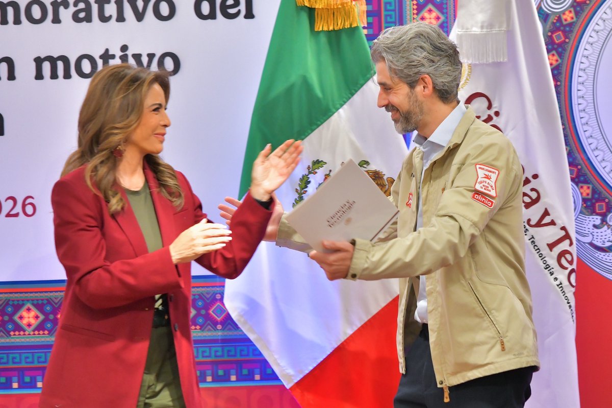 OliviaSalomonV's tweet photo. La innovación y el talento de México quedaron plasmados en el billete del #SorteoEspecial No. 317, dedicado a Olinia, un proyecto que representa la capacidad de nuestro país para desarrollar tecnología propia. ⚡🚗

Olinia es parte de la visión que impulsa nuestra presidenta @Claudiashein, científica de formación, para hacer de la ciencia, la tecnología y la innovación motores del desarrollo de México.

Agradezco a la secretaria @RosauraRuiz4, de @secihti_mx, a @Capuano, director del Proyecto Olinia, y a todas las personas que hicieron posible y nos acompañaron en esta significativa ceremonia.

Un momento para celebrar lo que somos capaces de crear cuando el talento, la innovación y la visión de futuro se encuentran.

#GanasTúGanaMexico