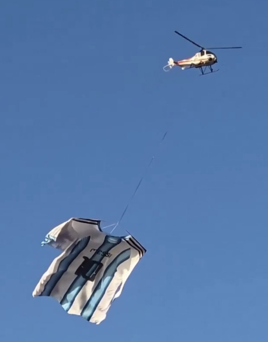 AshbornFCB's tweet photo. 🚨👀 A helicopter is flying in the sky over Messi's birthplace, Rosario. carrying his giant jersey.

#LeoMessi #LastDance 
#farewell https://t.co/MSfyZb8Zdg