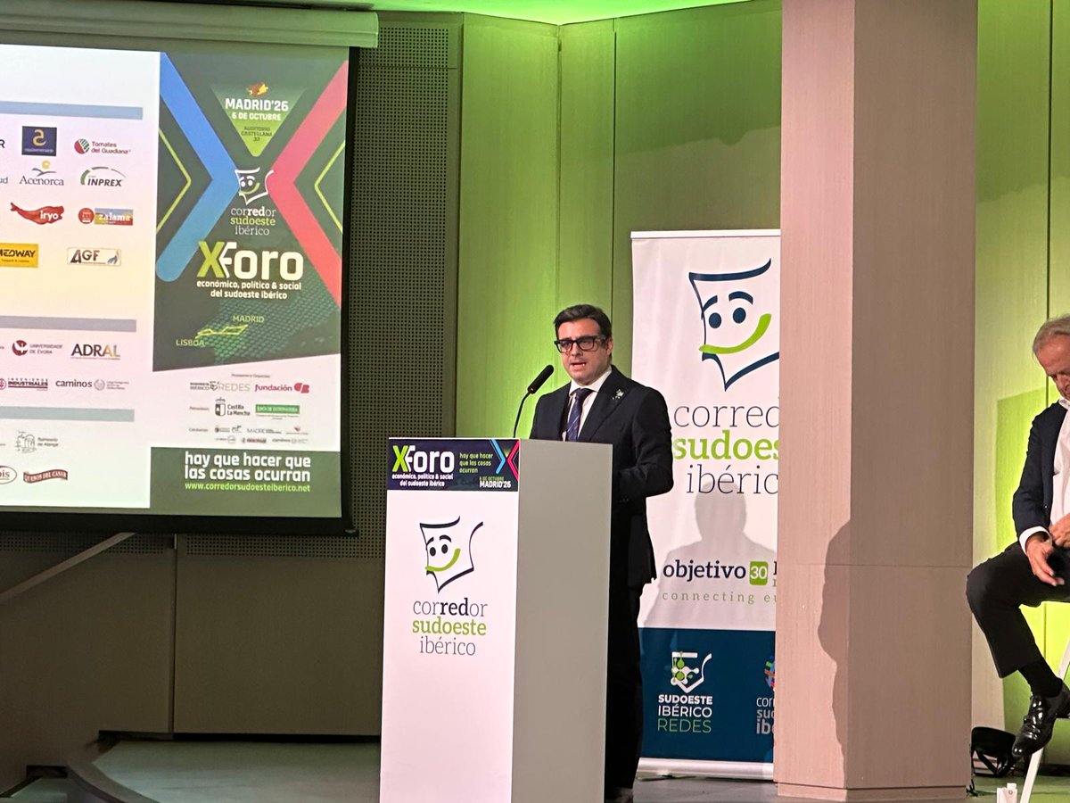 CIEMBadajoz's tweet photo. 🚆 José Luis Iniesta reclama en el Foro del @corredorSOI conexiones que impulsen la industrialización y el empleo estable en Extremadura.

CIEM propone una comisión de seguimiento con Portugal para comprobar avances y plazos de las obras. https://t.co/uda5qYLFyx