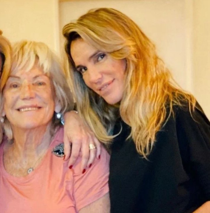 PeteFeInforma's tweet photo. EL NIVEL DE MALDAD DE LA HERMANA DE @yanilatorre : UTILIZAR A SU PROPIA MADRE

¿Ustedes pueden medir el nivel de maldad de la hermana de @yanilatorre ? Utilizar la cuenta de su propia madre para realizar algo prohibido por la ley, exponiéndola y poniéndola en el centro de un escándalo por reventa de entradas.

¿A tu propia madre? ¿Utilizarla de esa manera para llevar adelante algo ilegal? Una madre es lo más sagrado.

Y mientras @yanina se cree “la jueza de las familias argentinas”, metiendo las narices, juzgando y sentenciando a las familias de los demás, debería empezar por mirar lo que ocurre dentro de la suya.

Dios mío… ¿qué clase de familia es esta?