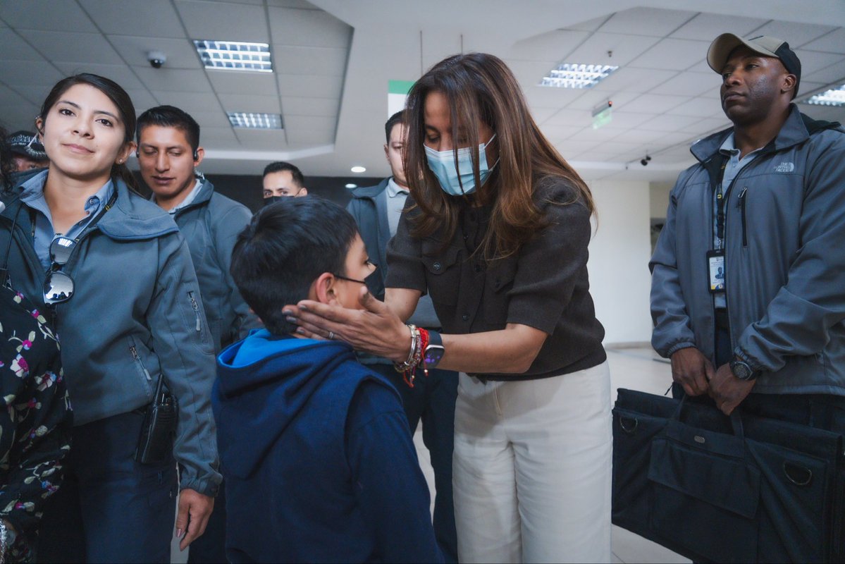 IESSec's tweet photo. La presidenta del Consejo Directivo del #IESS, @CynthiaGelliber, inspeccionó dos unidades médicas en Quito.

El Centro de Especialidades Comité del Pueblo y el Centro Clínico Quirúrgico Ambulatorio Hospital del Día El Batán, donde recorrió las áreas estratégicas y dialogó con los pacientes y personal médico.

Escuchamos las necesidades de la ciudadanía y las convertimos en soluciones reales.

#IESS
#ParaEsoEstamos