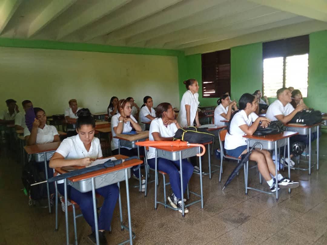 Colombo_Ucmholg's tweet photo. 💯La integralidad estudiantil es parte de la Estrategia de las Ciencias Médicas para lograr graduar un profesional de calidad.
#Ucmho
#CubaPorLaVida https://t.co/dK48MWK9qQ