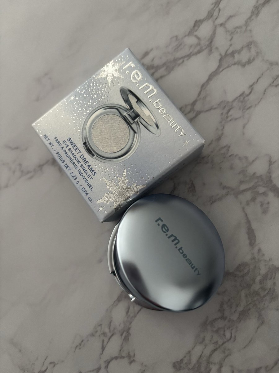 honeymindbee's tweet photo. i didn’t expect it to be so tiny it is SO CUTE N PERFECT❄️🤍😭 the little compaaaaact blueeeee 

#rembeauty #arianagrande https://t.co/vCRgprjgcE