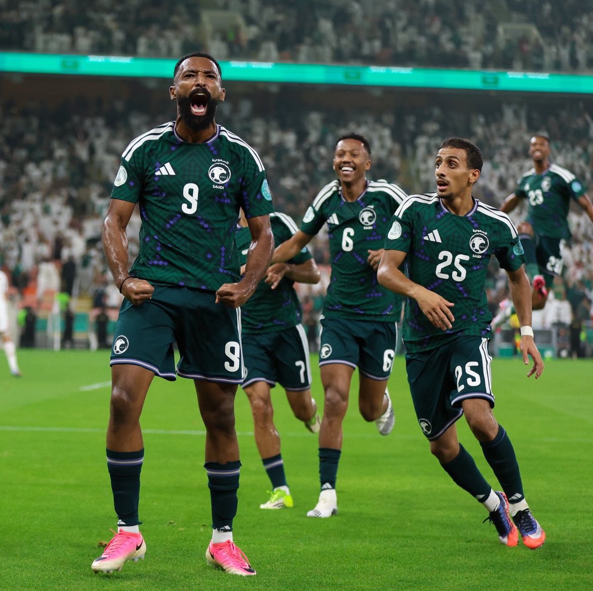 majed_alshibani's tweet photo. لو لم يأتي من بطولة كهذه الا نسف أي فكرة أو نقاش حول التجنيس لكفى والله

عمرنا ما كانت مشكلتنا زاد بشري أو موهبة ، نملك تنوع جغرافي وقدرة بشرية وشغف وحب لكرة القدم نُغبط عليها

مشاكلنا كلها إدارية بحتة ، في طريقة إكتشاف الموهبة ثم تكوينها وإيصالها لسقف إمكاناتها

متى ما تغلبت على مشاكلك ستعود لمكانك الطبيعي وستندثر أفكار لا تشبهنا ولم يولدها سوى إحباطاتنا

هذه الروح لا تُشترى
هذه الرغبة لا يمكن تلقينها لمن لا يعرف قيمة شعارك

🇸🇦❤️