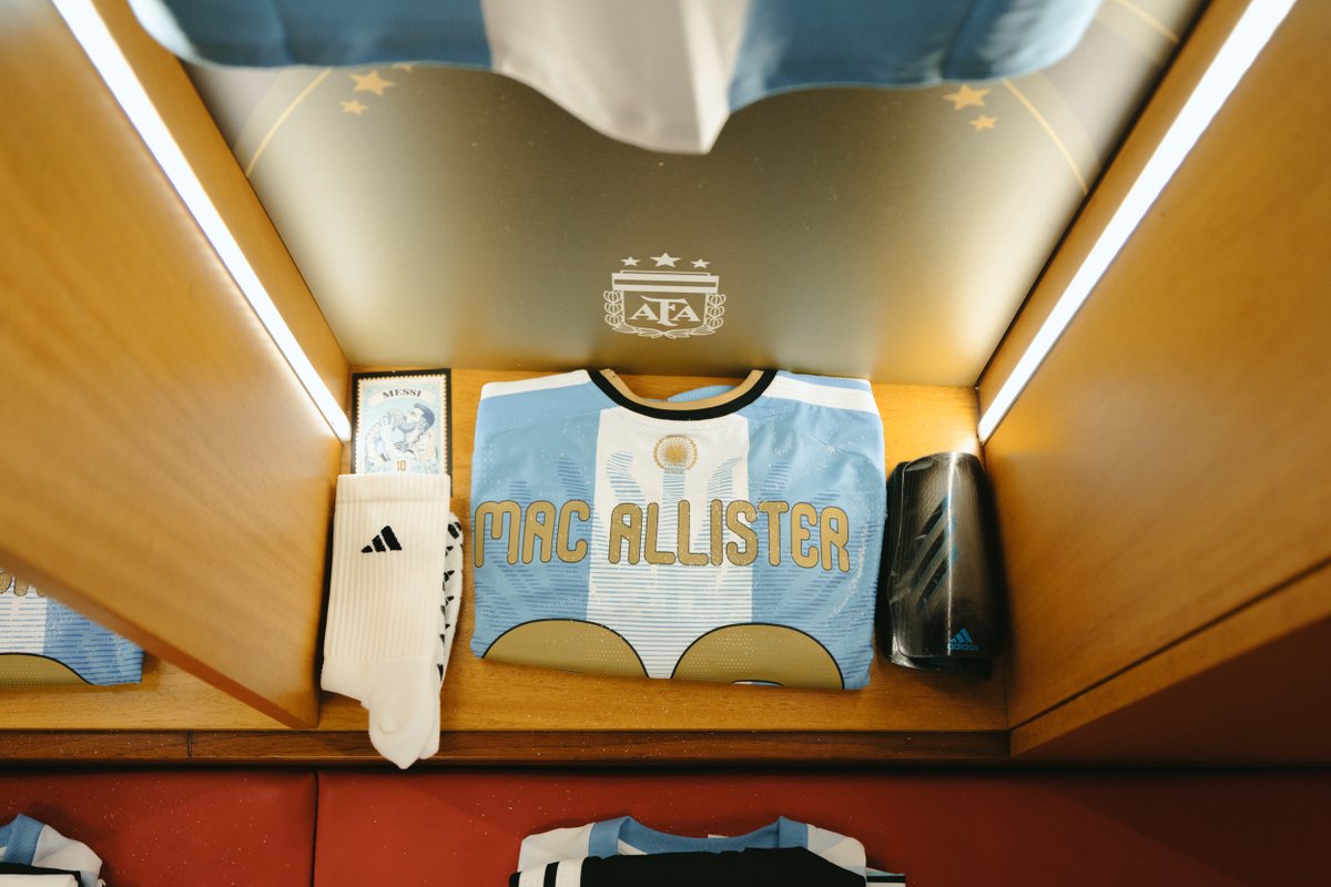 Argentina's tweet photo. #AD10S 🐐 

🤩 Para una noche más que especial, una piel especial ✨

🥹 Como siempre, una vez más, ¡todos juntos! 🙌 https://t.co/T5OkeiUmrR