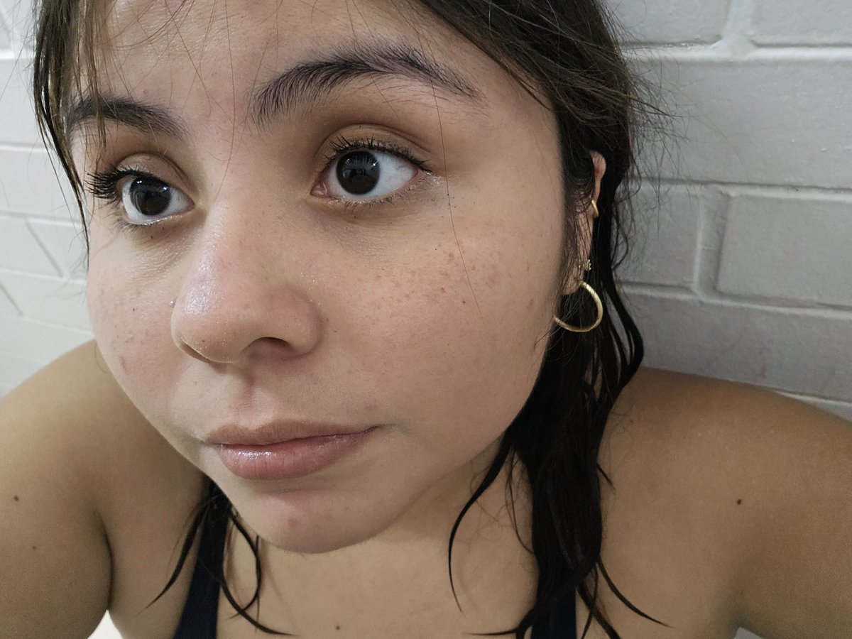 ferchisss1202's tweet photo. Valimos todos 😭😭 (se cayo la bomba a la alberca) https://t.co/y9H4QcZu9P