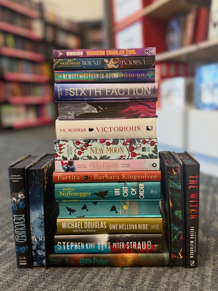 booksamillion's tweet photo. Hello, October, and hello to these NEW RELEASES! 🎃🍂

This month is National Book Month, and we're challenging you to get reading. Don't know where to begin? We recommend starting with these highly anticipated new releases.

Shop these favorites and more in-store or online! https://t.co/Hp7mhR4iEw