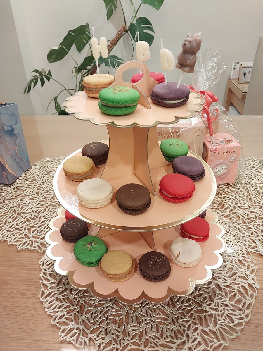 azureftale's tweet photo. 昨日、娘が12歳になりました🎂

「ケーキじゃなくて、マカロンがいい」
と言うので、マカロンタワーに。

🇮🇩では、誕生日の子がみんなにギフトを配る習慣があり、今年はちいかわクッキー🍪
娘の許可を得て、4つ目に島二郎をin🏝️笑
※私の推しキャラ：島二郎

娘も楽しい誕生日になったようです☺️ https://t.co/5UIEE97izX
